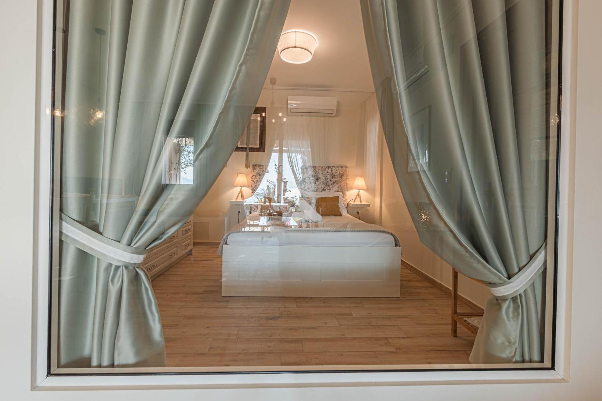 Paralio Astros Beachfront Suites Xiropigado Extérieur photo