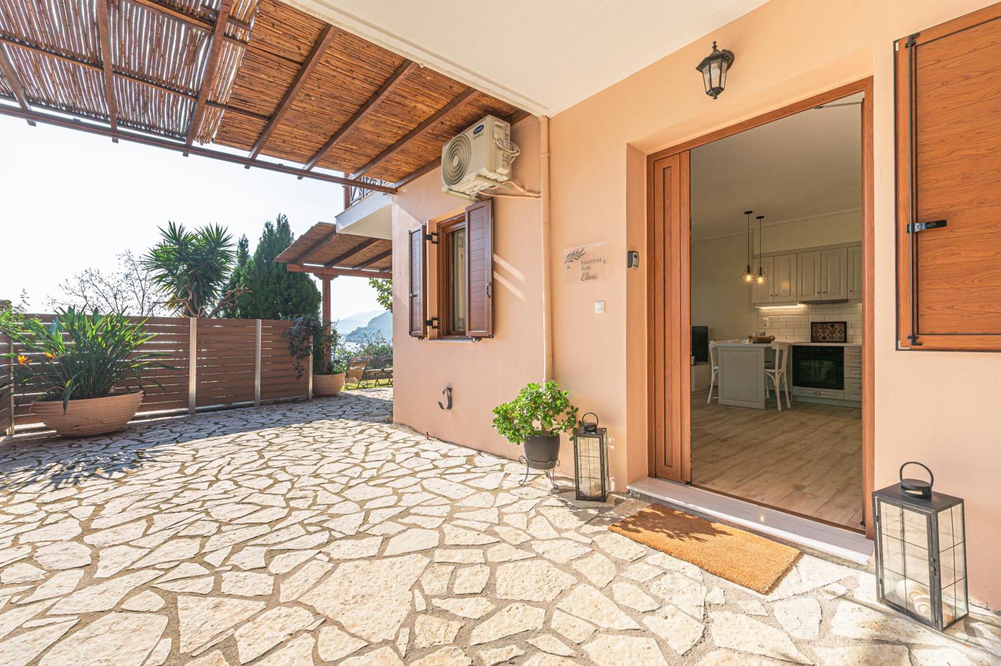 Paralio Astros Beachfront Suites Xiropigado Extérieur photo